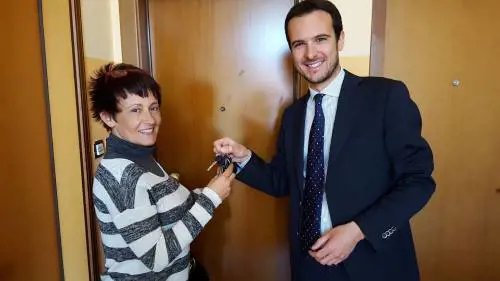 Nella via degli abusivi festa per una casa assegnata