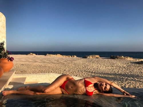 Bella Hadid sexy in bikini rosso