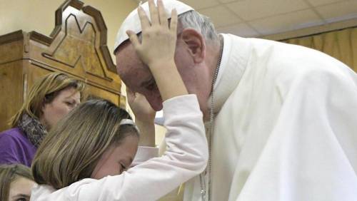 La bimba cieca stretta dal Papa non ha più la sua spiaggia