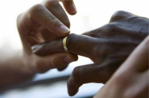 Reati in serie: foglio di via per un marocchino. Ma lui si sposa e il giudice gli concede di restare
