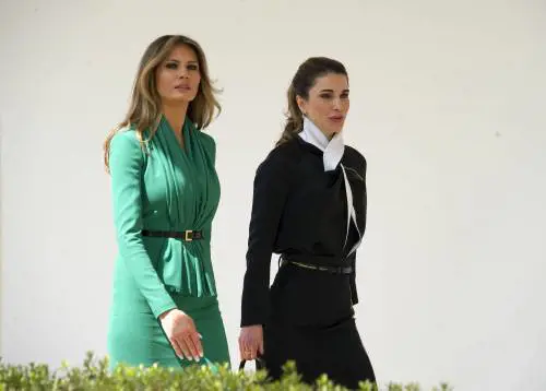 "Melania Trump faceva la escort". Il Daily Mail dovrà risarcirla