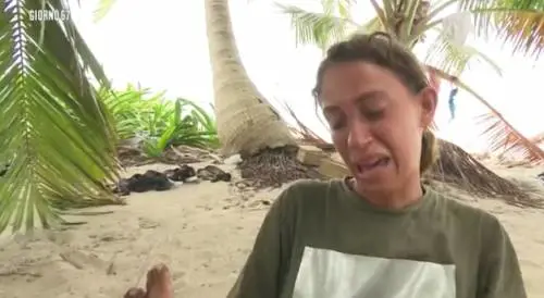 Isola dei Famosi, Malena in lacrime per Simone, ma lui la respinge