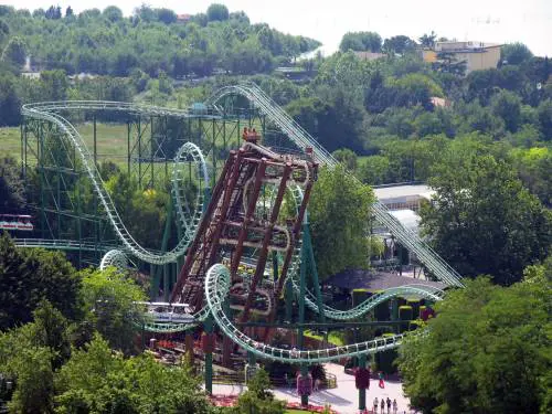 Gardaland, inaugurazione choc: famiglia bloccata a 30 metri