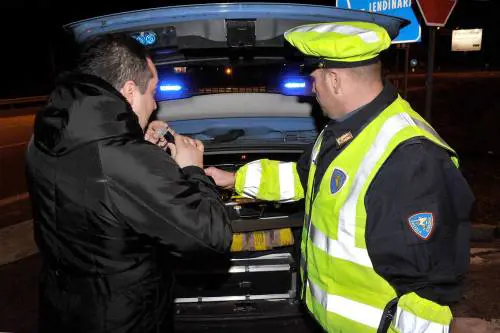 Ubriaca ingoia lo scontrino dell'alcoltest e fugge scalza