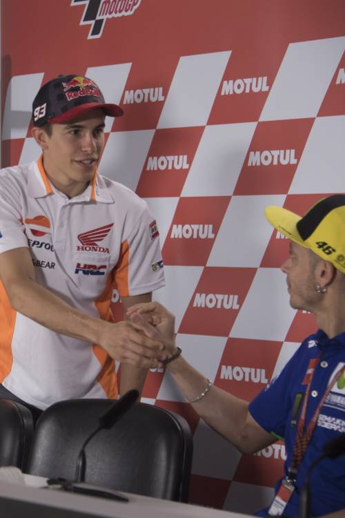 L'acqua spegne Viñales e Marquez ringrazia Rossi è lontano, però...