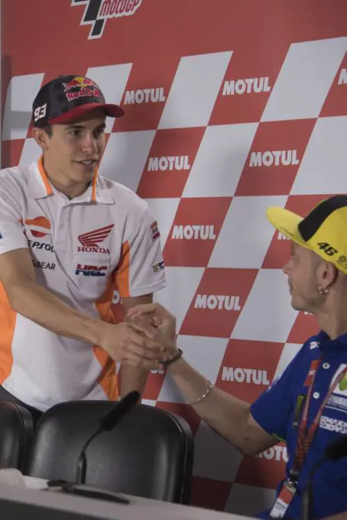 L'acqua spegne Viñales e Marquez ringrazia Rossi è lontano, però...