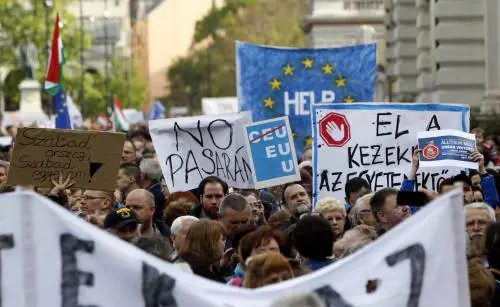 Soros mobilita 70mila persone per fare la guerra a Orban