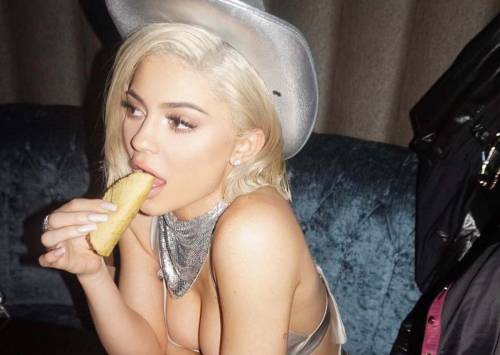 Kylie Jenner, scollatura hot alla serata taco