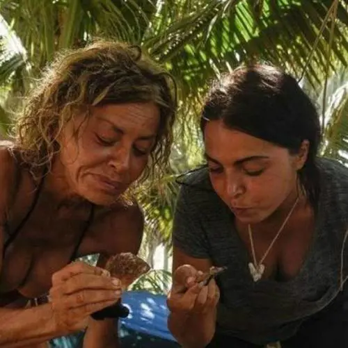 Isola dei Famosi, Eva Grimaldi ruba il riso degli altri naufraghi. Tensione con Nancy e Malena