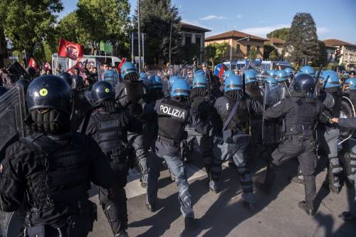 Almeno 5 agenti contusi a Lucca negli scontri prima del G7