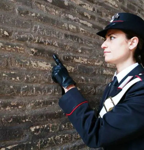 Sfregio al Colosseo: ​denunciato un turista