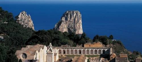 Fa pipì per strada a Capri, maxi multa a turista