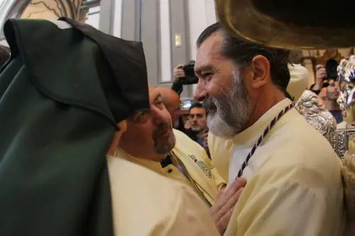 Antonio Banderas alla processione dopo l'infarto