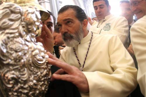 Antonio Banderas dopo l'infarto: barba bianca e lunga alla processione