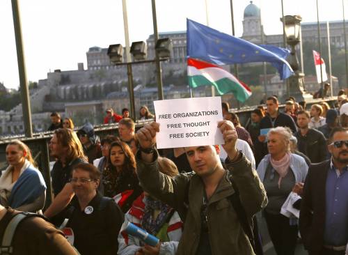 Continua il braccio di ferro tra Orban e Soros: nuove manifestazioni a Budapest