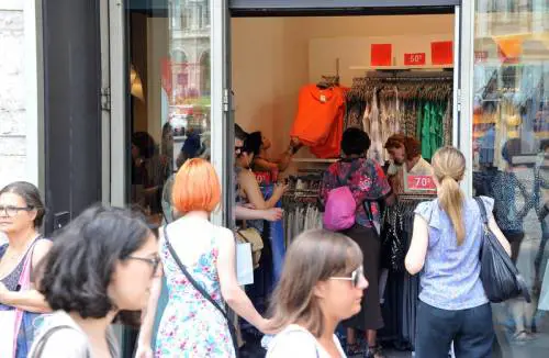 Negozi e piccole imprese nei guai per i clienti "di fiducia"