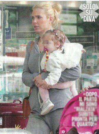 Ilary Blasi a passeggio con la sua piccola Isabel