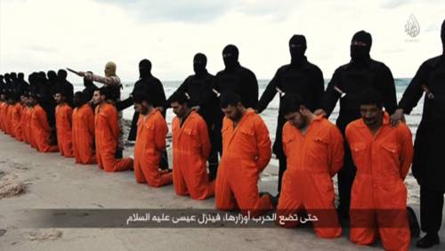 Trovati i corpi dei 21 cristiani copti. L'Isis li aveva sepolti con i polsi ancora legati