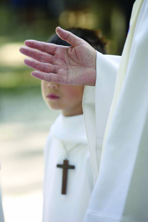 Milano, 19enne si finge prete per visitare gratis il Duomo