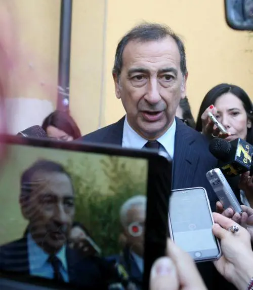 Il sindaco non vede islamici. E il Pd parla di "neofascisti"