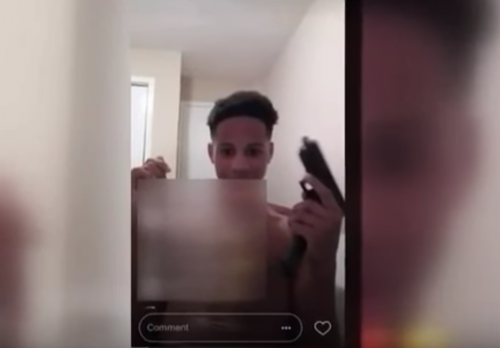 Stroncato da un colpo di pistola mentre è in diretta su Instagram