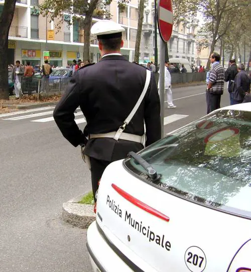 Rimini, vigile indagato per assenteismo si toglie la vita in ufficio