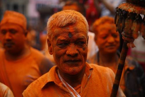 Nepal, Bhaktapur si colora per la festa del Sindoor