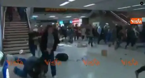 New York, teaser scambiato per colpi di pistola: panico in stazione