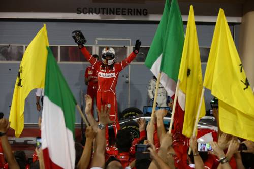 Gp Bahrain, Vettel fa il fenomeno. La Ferrari trionfa davanti alla due Mercedes