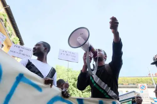 Profughi tra cortei e striscioni. È la lezione dei no global sull'"agitazione permanente"