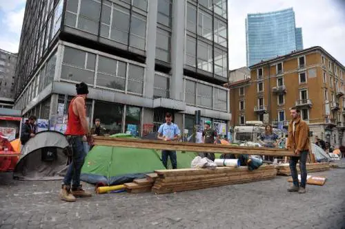 Adesso i centri sociali organizzano pure le feste per nudisti