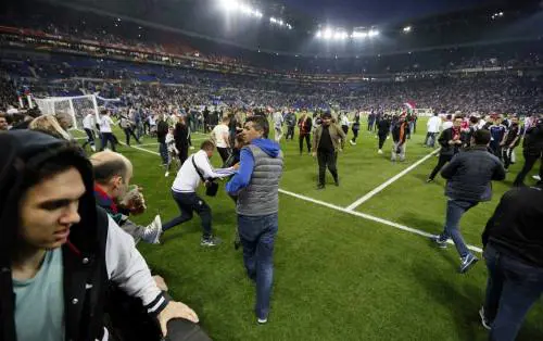 Ligue 1, gli ultras del Bastia aggrediscono i giocatori del Lione: partita sospesa