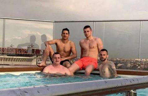 Brozovic fa il bagno in piscina: i tifosi dell'Inter insorgono sul web