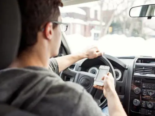 Guida con lo smartphone: patente sospesa 3 mesi