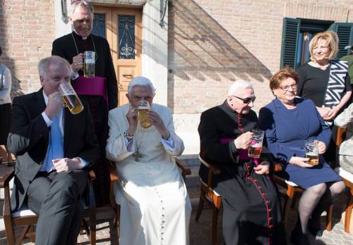 Una pinta di birra per i 90 anni Festa in famiglia per Benedetto XVI