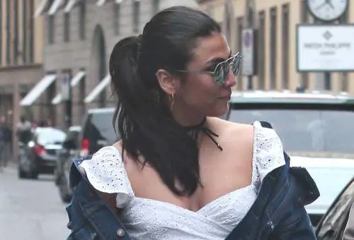 Giulia Salemi hot a passeggio per Milano