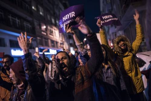 Le proteste nel bastione laico di Istanbul