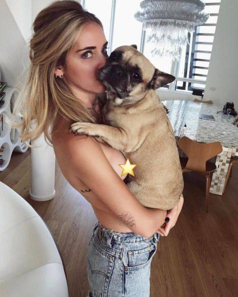 Chiara Ferragni in topless con il cane Matilda