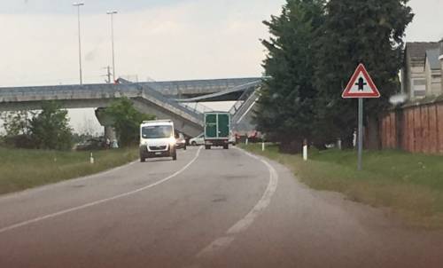 Fossano, il ponte crolla sull'auto dei carabinieri