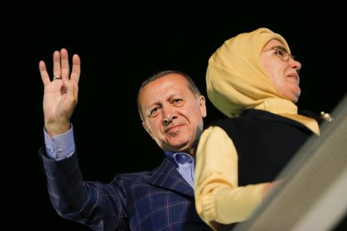 Turchia, Erdogan celebra la vittoria in un referendum contestato