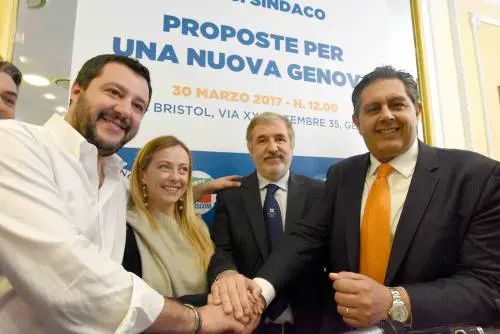 A Genova l'azzurro Bucci sfida l'astensione. E al comizio di Grillo la piazza resta vuota