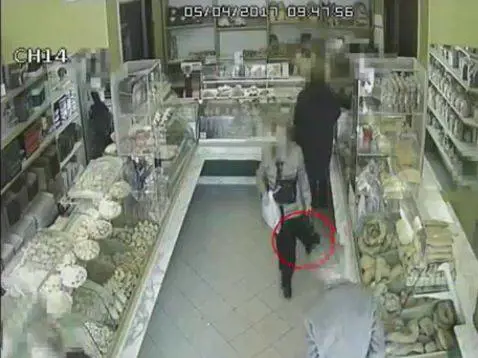 Ragusa, donna 75enne ruba la borsa di un'anziana: “Sono davvero pentita"