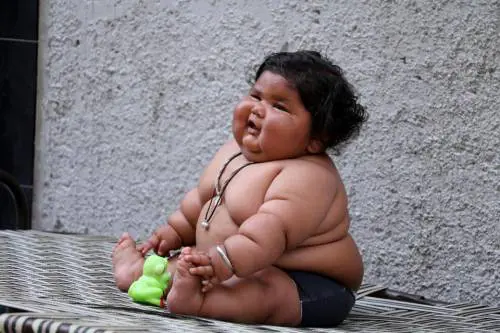 La bimba di 8 mesi che pesa già 17 chili. I genitori: "È una punizione divina"