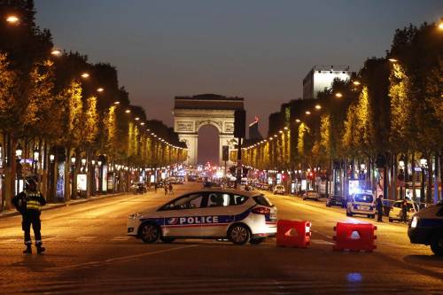 Spari sugli Champs Elysées: ​ucciso un poliziotto a Parigi