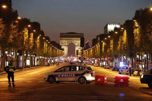 Spari sugli Champs Elysées: ucciso un poliziotto a Parigi