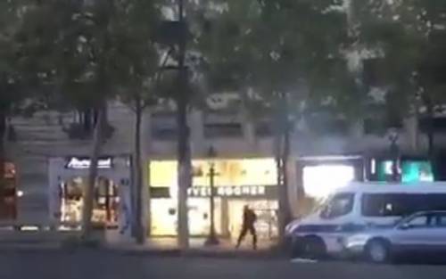 Parigi, il video della sparatoria sugli Champs Elysées