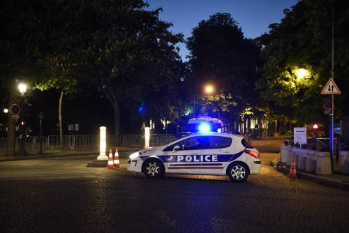 Parigi, le falle della polizia: il killer era già noto ai servizi?