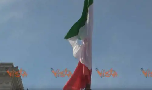 Quella bandiera bucata sull'Altare della Patria
