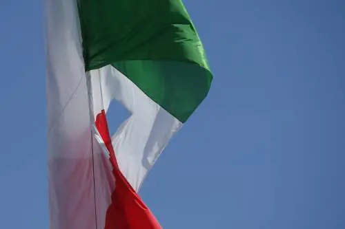 La Raggi va all'altare della Patria. Ma la bandiera italiana è bucata