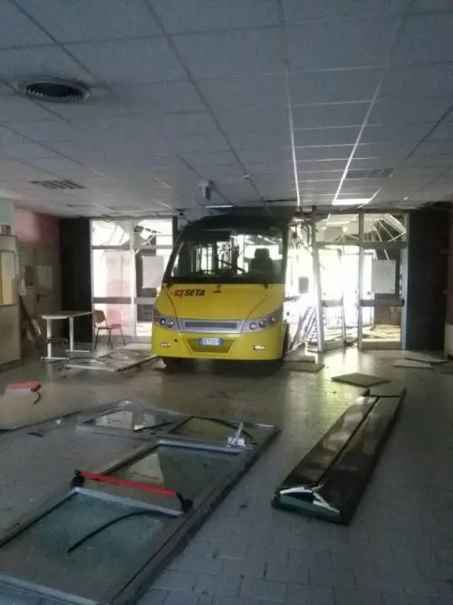 Carpi, rubano due autobus e li lanciano contro la scuola